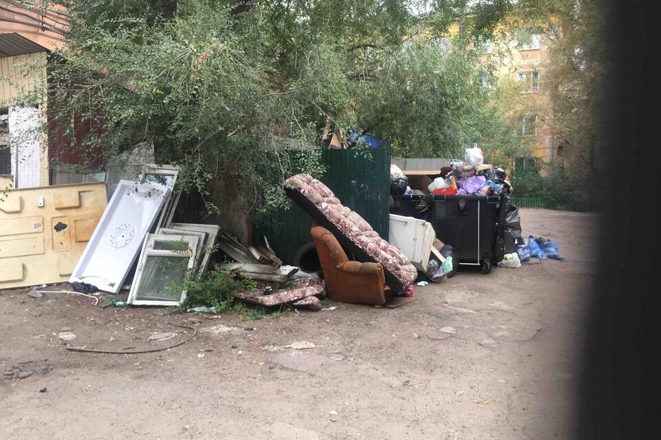 Свалка образовалась во дворе в центре Читы