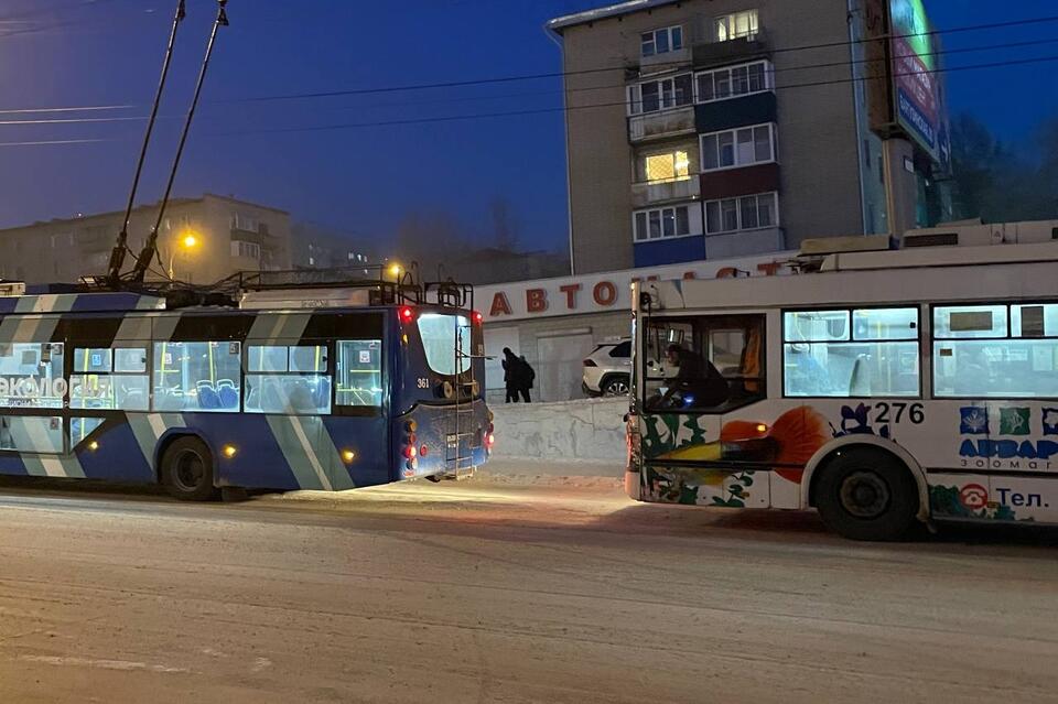 Троллейбусы встали на улице Бутина