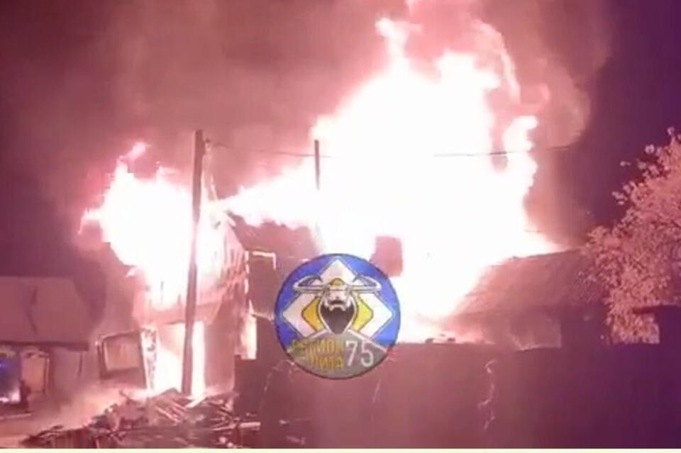 Сильный пожар произошёл ночью в Песчанке