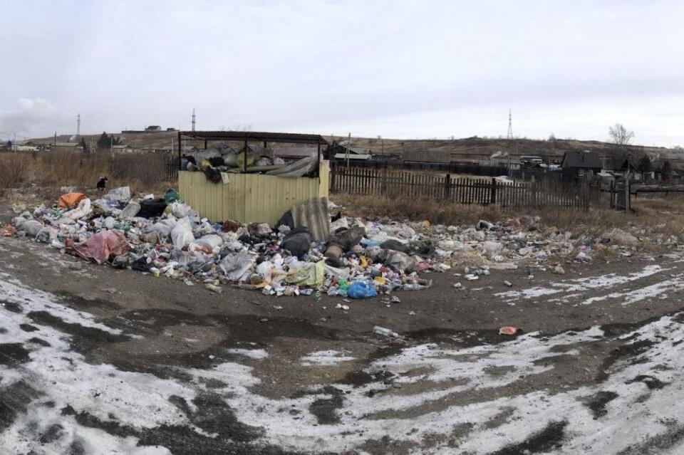 Жители Кадалинского микрорайона утопают в мусоре