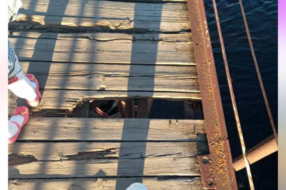 Жители Чернышевска боятся за своих детей из-за аварийного моста