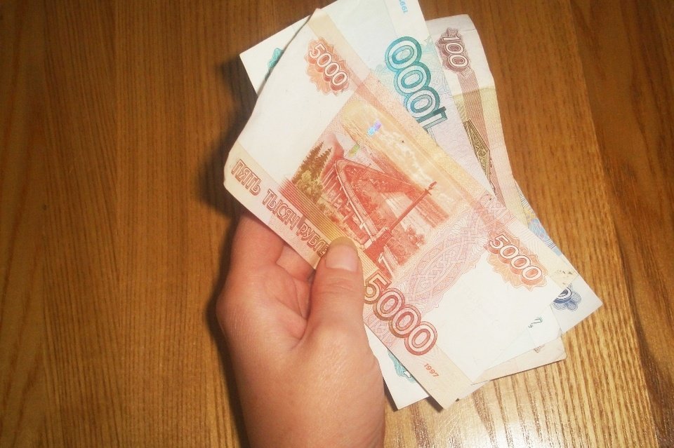 Фото 1000 рублей на столе
