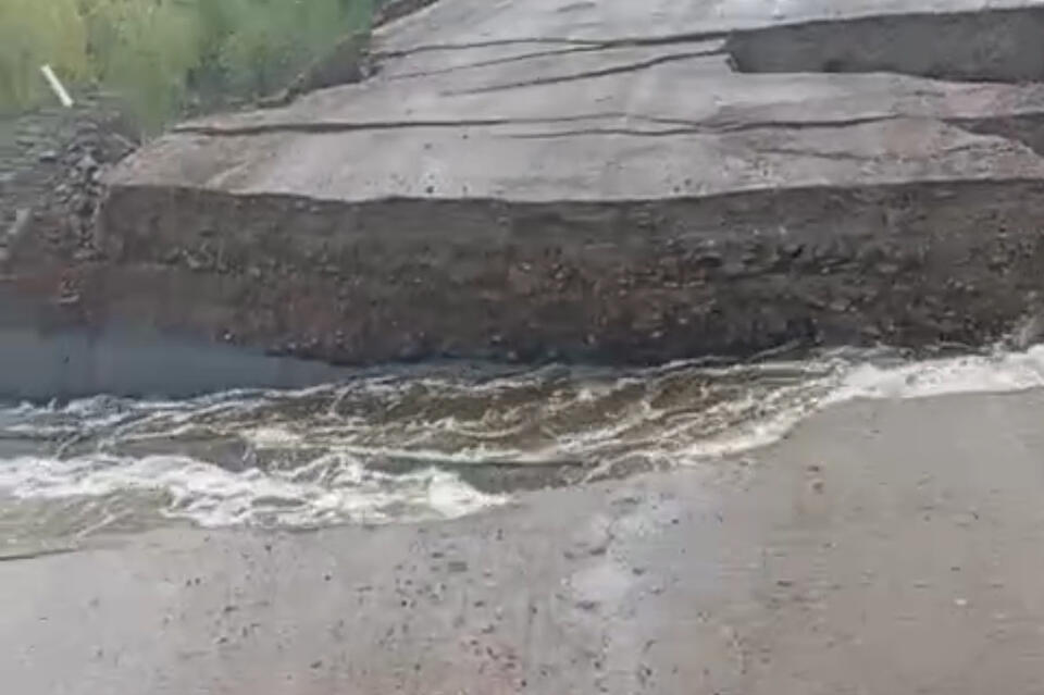 Трассу размыло перед селом Мордой