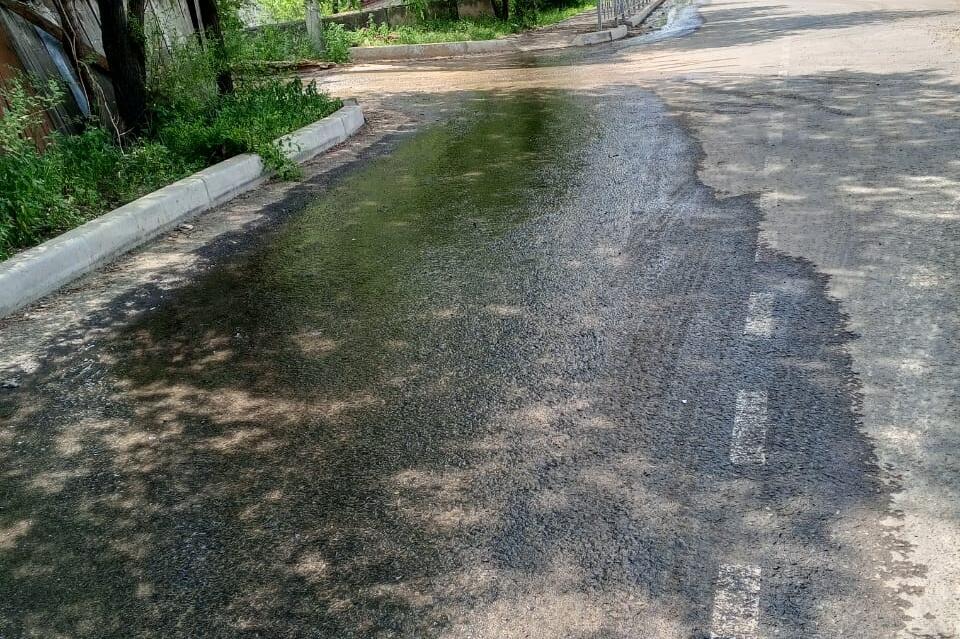 Вода из канализации в районе ЛИУ-4 заливает улицы в Чите