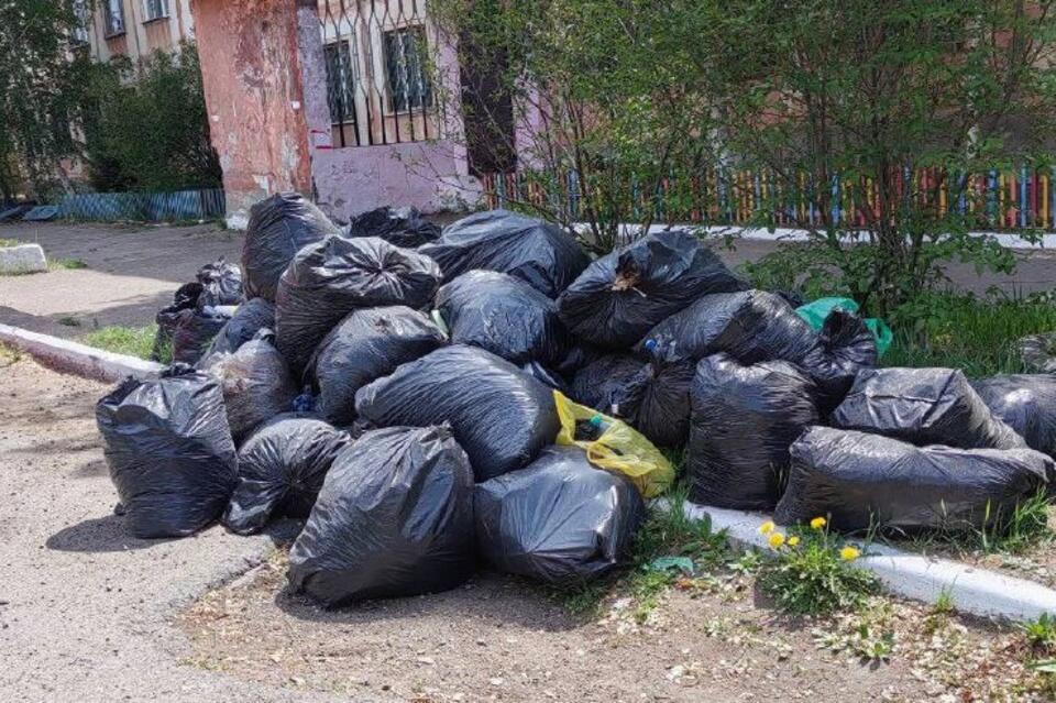 Жители Читы пожаловались на мешки с мусором