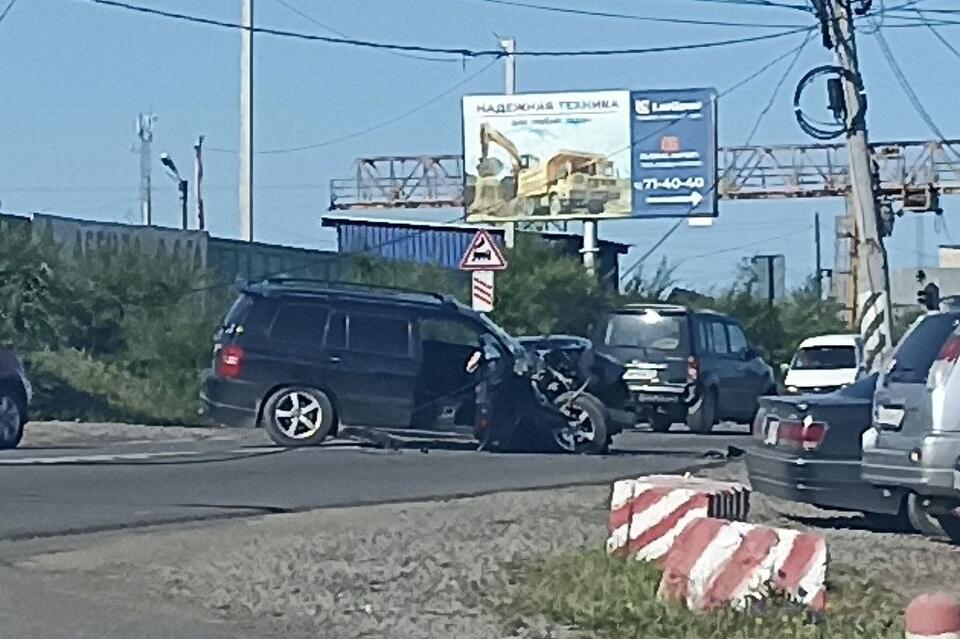 Машина влетела в электроопору на Авиационной