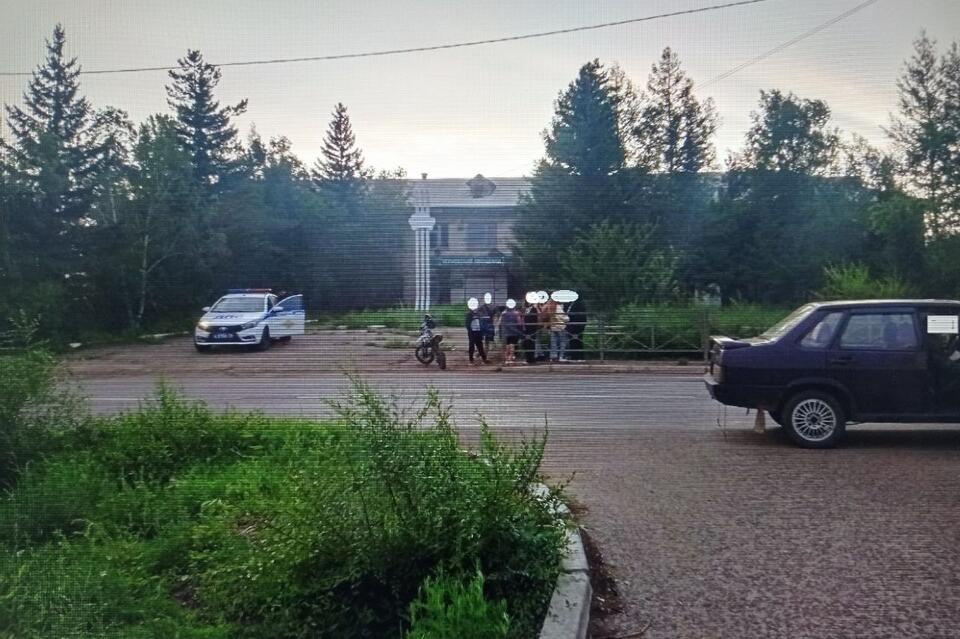 Ребёнок на мопеде врезался в легковушку в Чите