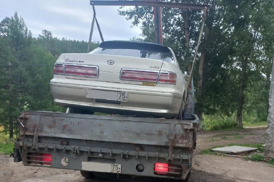 Приставы изъяли автомобиль читинца за долги