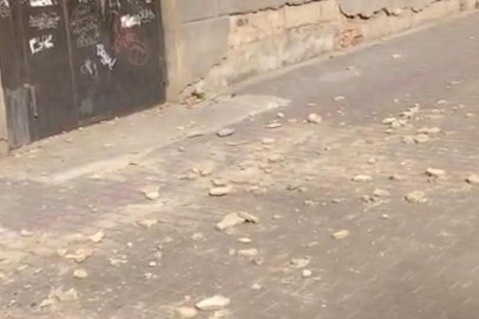 Штукатурка обрушилась у дома в центре Читы