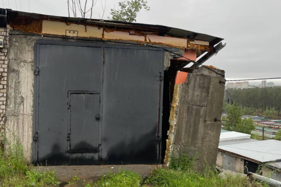 Гараж с машиной могут рухнуть в Чите