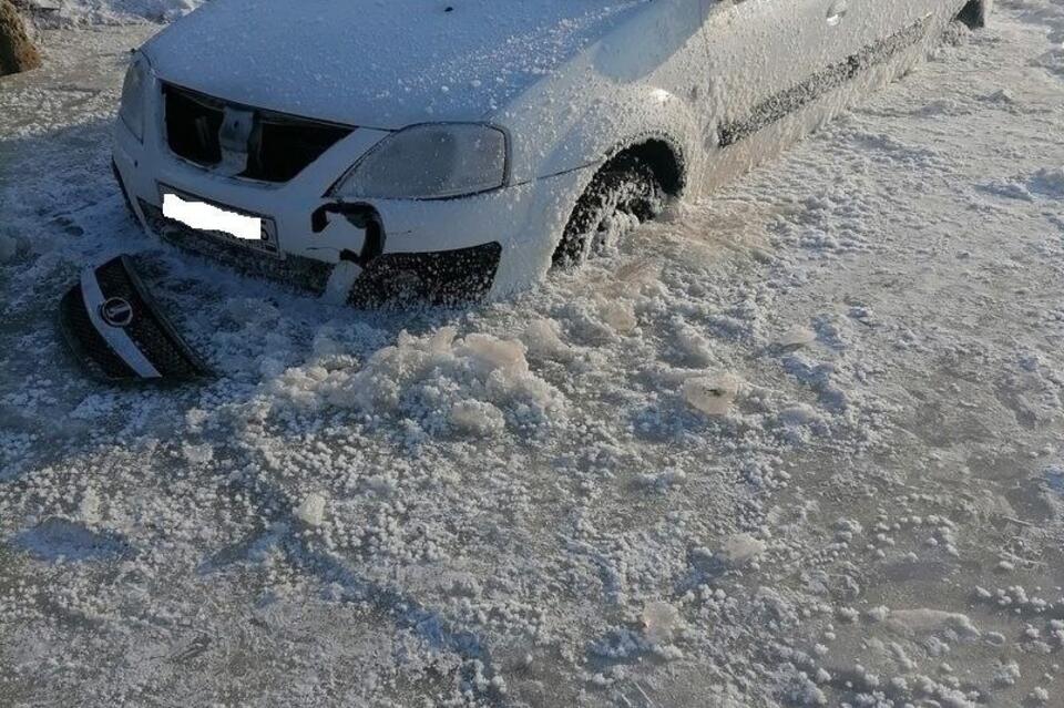 Вмёрзшую в лёд машину нашли в Песчанке