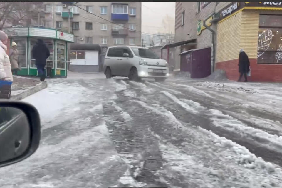 «Грязь и слякоть»: улицу Шилова затопило канализационной водой