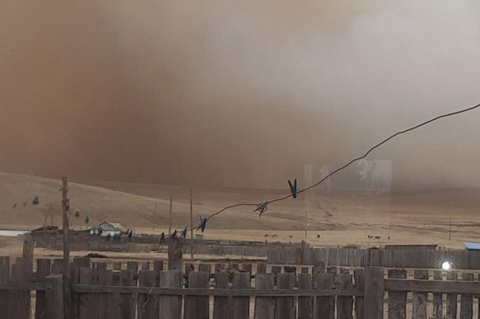 Огонь подбирается к селу Курунзулай в Борзинском районе