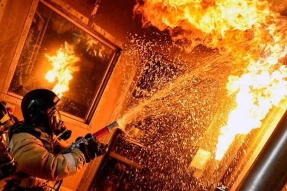 Нежилой дом загорелся на улице Богомягкова - на месте работают пожарные
