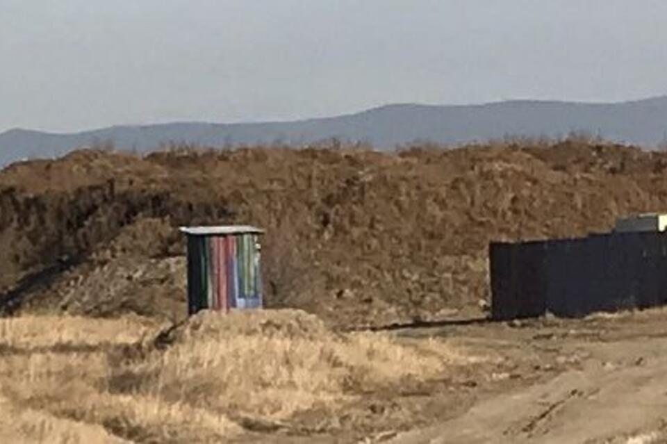 Забор и туалет типа «сортир» нашли общественники на месте хранилища газа