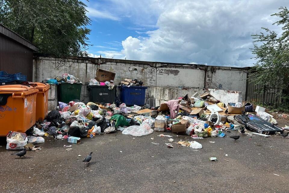 Двор на улице Смоленская утопает в мусоре