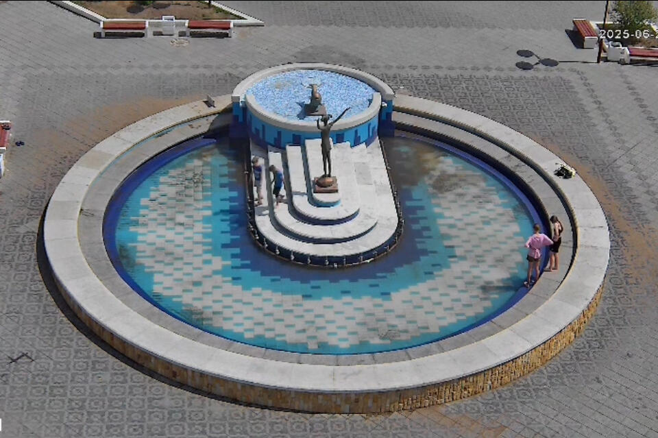 Дети сломали оборудование у фонтана в мкр Октябрьский