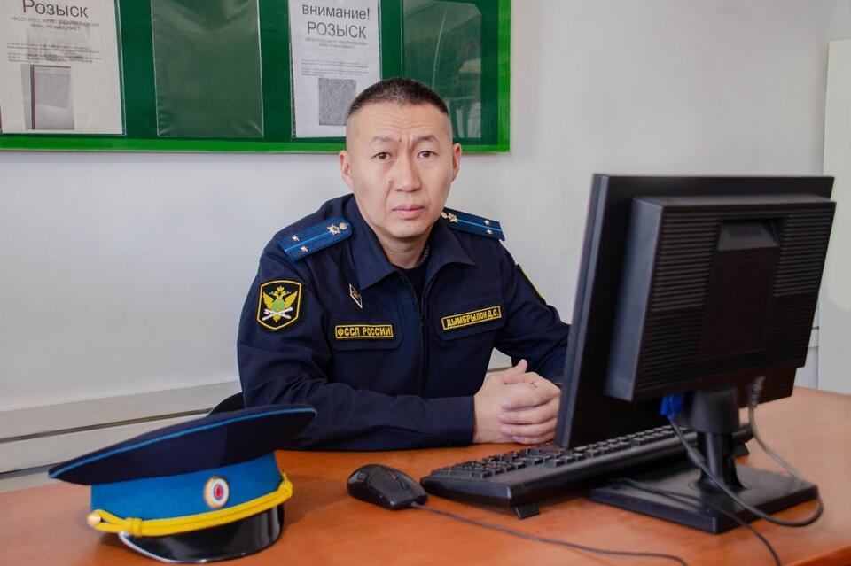 Судебный пристав спас человека с приступом эпилепсии в Чите