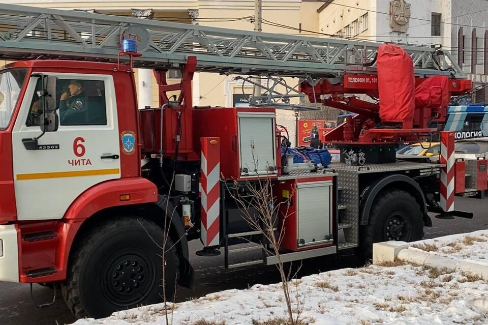 Квартира загорелась в многоквартирном доме Борзи – на месте работают пожарные