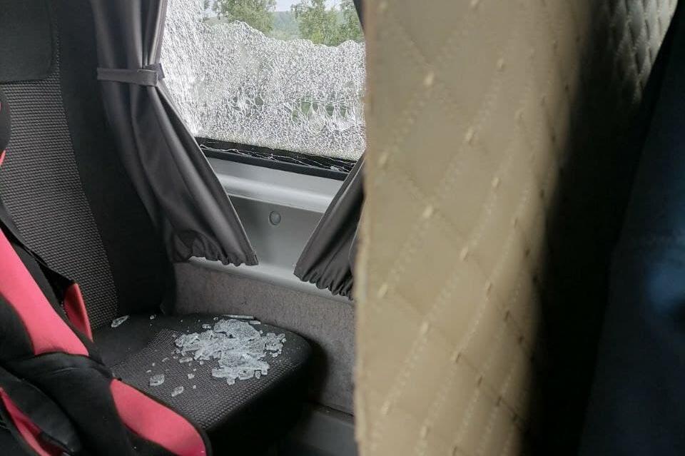 Камень из-под колеса автомобиля пробил окно маршрутки - там сидела девочка