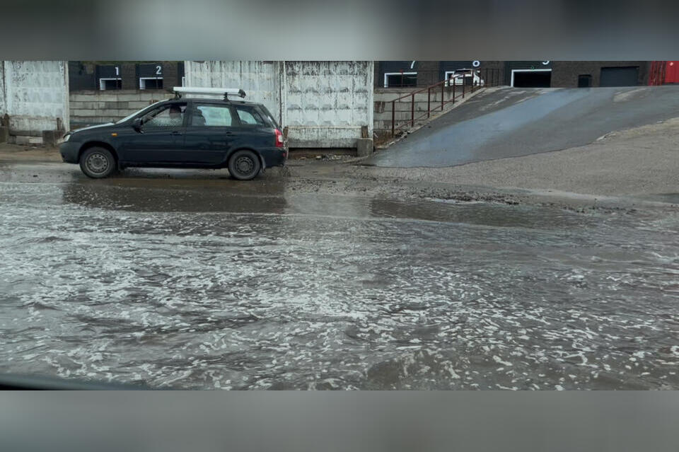 Огромная лужа на Карповском тракте затрудняет движение автомобилей