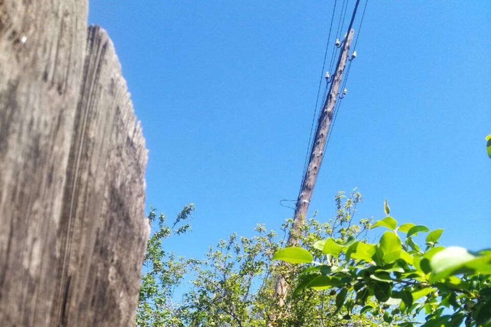 Столб накренился в СНТ «Пеленг»