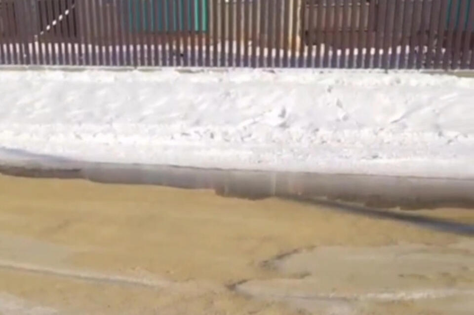 Поселок Дровяная семь лет утопает в фекальном болоте