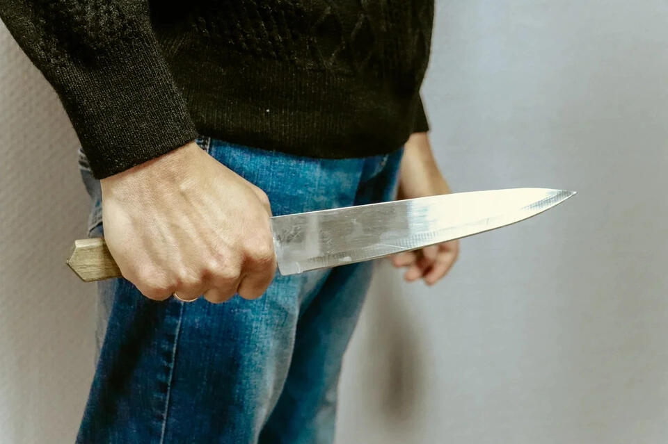 В Краснокаменске мужчина украл телефон, угрожая ножом