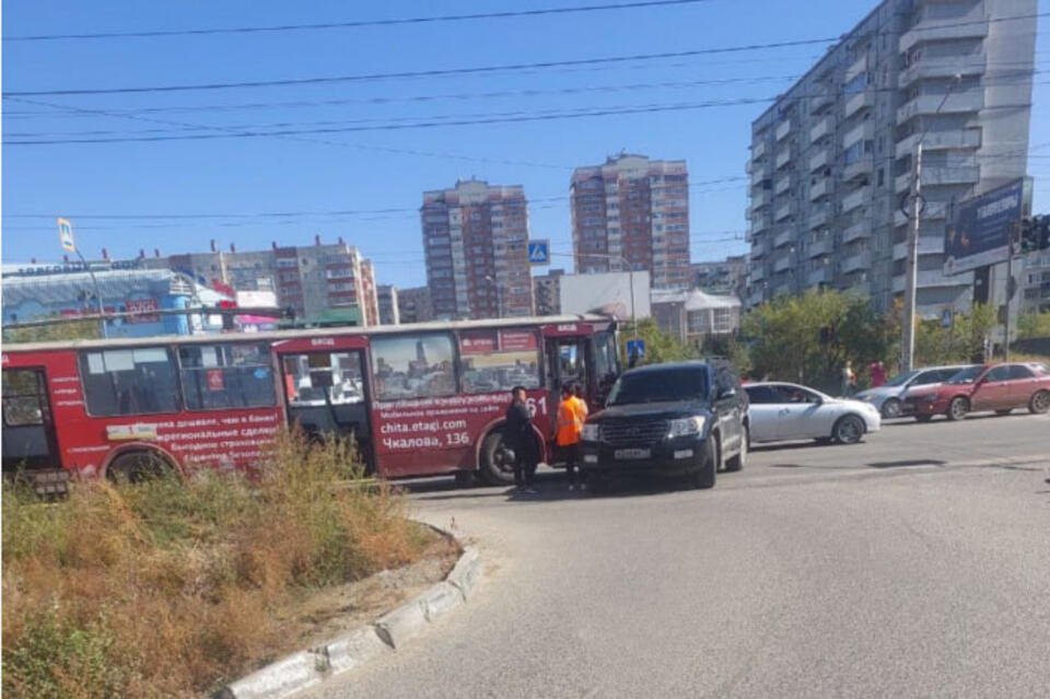 Троллейбус и «Ленд Крузер» столкнулись на перекрёстке в Чите