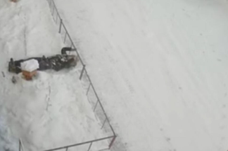 В Якутске женщина выжила после падения с восьмого этажа (18+)