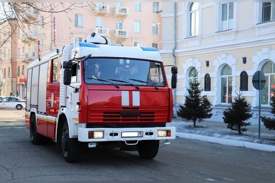 Пожарные эвакуировали 10 человек из горящего дома в Черновском районе Читы