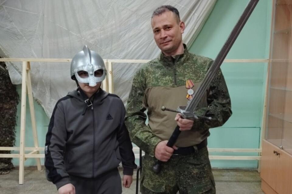 Участники СВО и их дети освоили мечевой бой в Чите