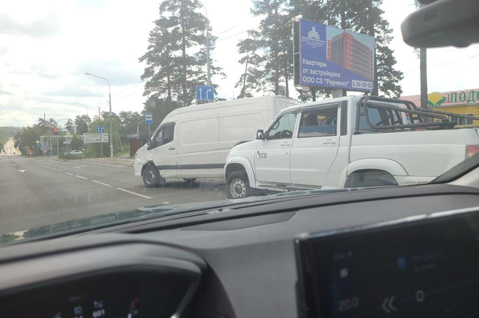 Пикап и микроавтобус столкнулись на Агинском тракте