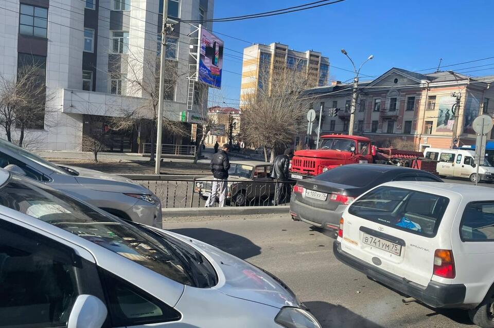 Пожарная машина и «Жигули» столкнулись в центре Читы