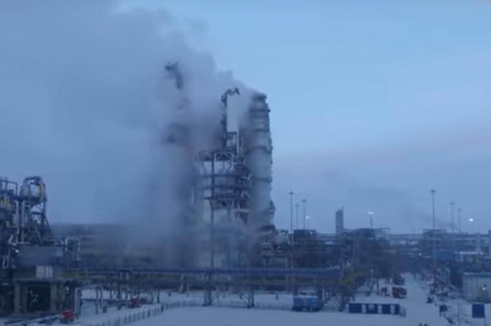 Взрыв и пожар произошли сегодня на газоперерабатывающем заводе в Амурской области (ВИДЕО)
