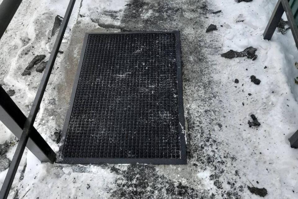 В Чите подрядчик вместо ремонта пандуса приклеил коврик для обуви