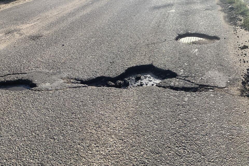 Водителям приходится выезжать на встречку в центре Читы из-за глубокой ямы
