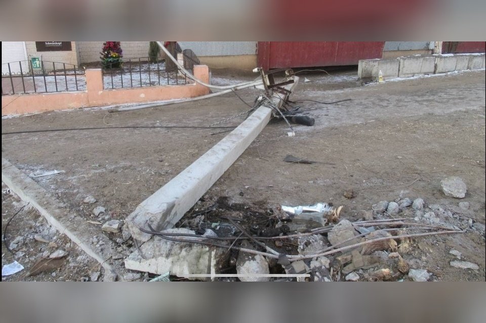 Столб с освещением сбили в результате ДТП в Чите