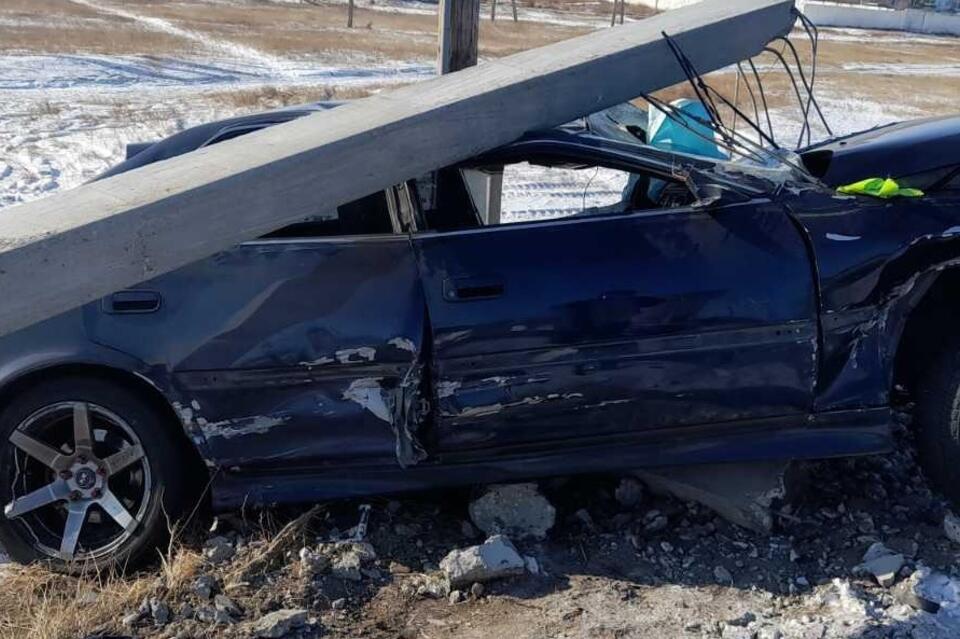 Водитель иномарки уронил столб после столкновения с грузовиком