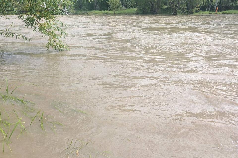Жители Танхи обвиняют золотодобытчиков в загрязнении реки Кручина