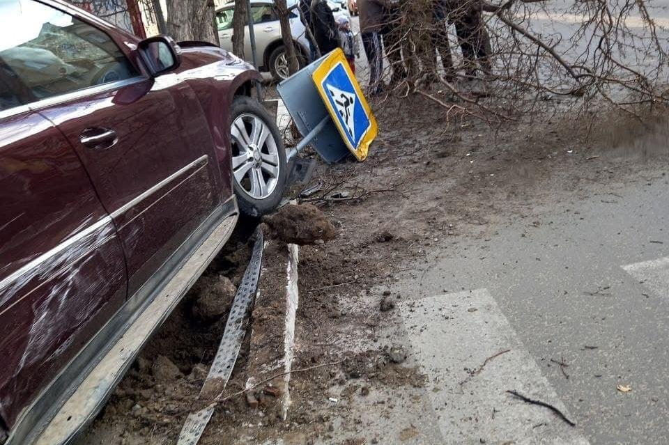 Водитель иномарки снёс знак и дерево на пешеходном переходе в центре Читы