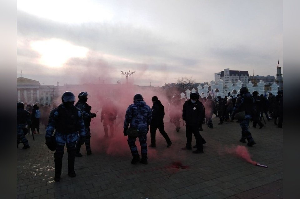 Неизвестные в Чите на площади Ленина кинули дымовую шашку