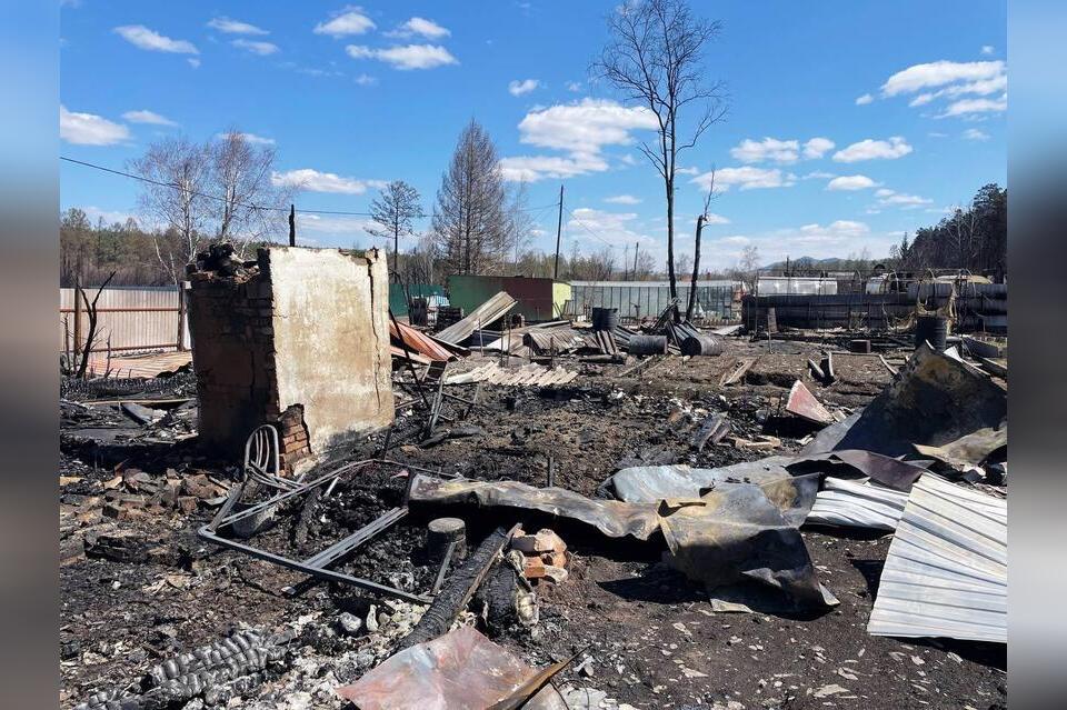 Десятки домов сгорели в Смоленке