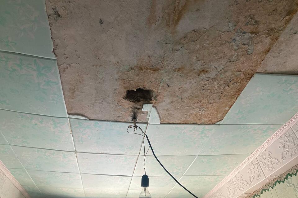 В квартире замерзающего дома в Новокручининском обваливается потолок