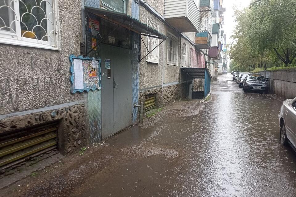 «Северный тонет»: придомовую территорию в микрорайоне затопило после дождя