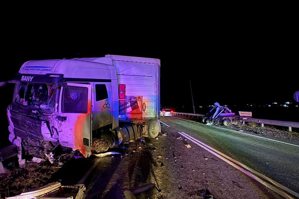 Легковушка и большегруз столкнулись на трассе в Забайкалье — есть погибшие