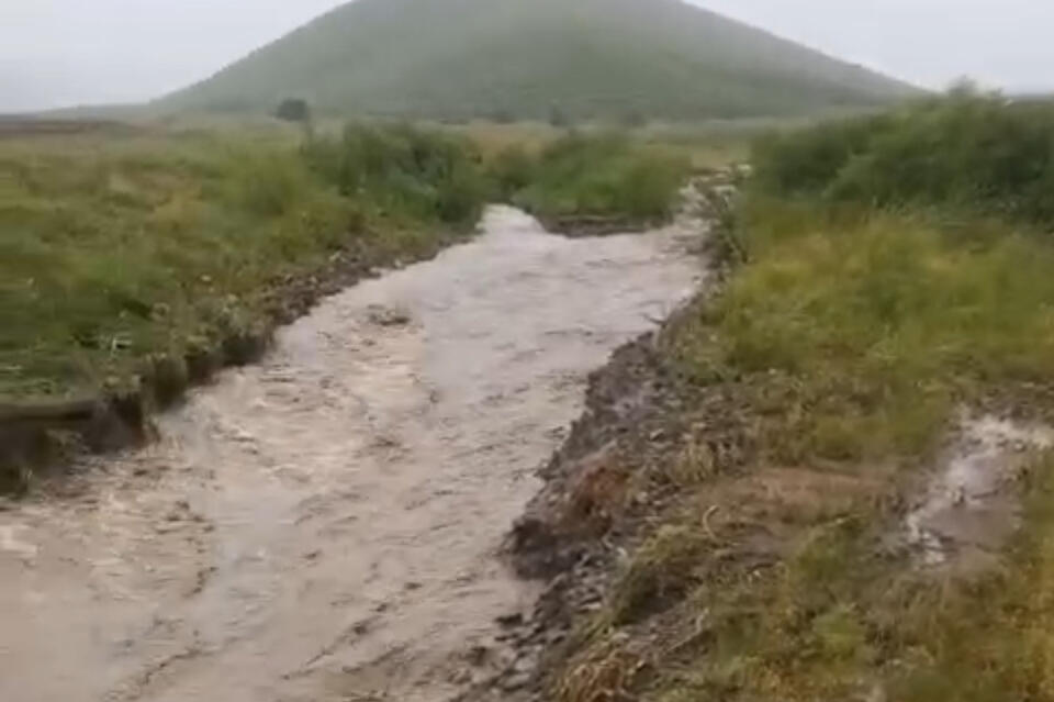 Дорогу размыло между двумя селами в Кыринском округе