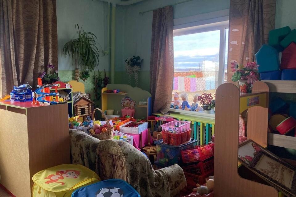 Зимой в спальне читинского детсада стоят лопнувшие окна