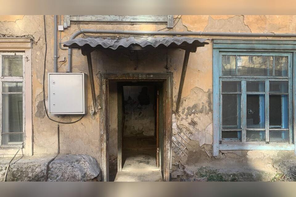 Жители аварийного дома в Чите не могут добиться расселения