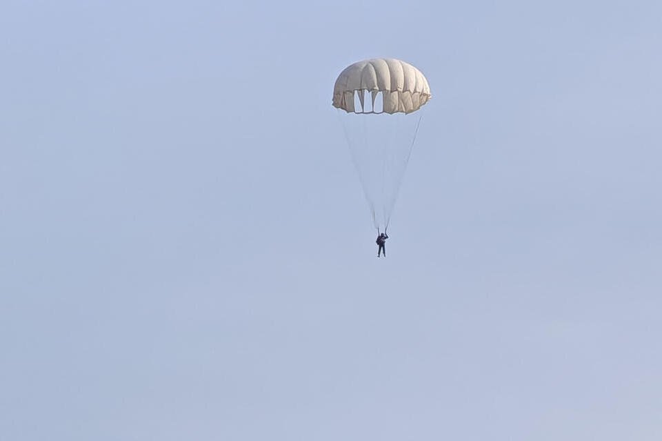 Инструктор парашютной группы получил тяжелые травмы при прыжке в Чите